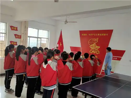 怀宁县腊树镇中心学校举行少年先锋队建队日主题升旗活动