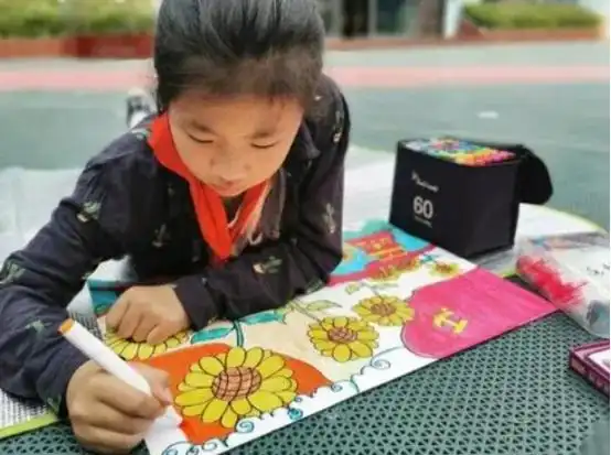 学生在黑板报上画游戏人物,班主任看后很生气,美术老师是人才