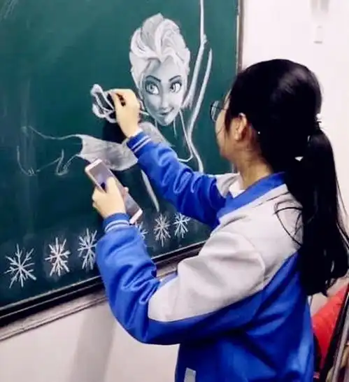 在黑板报上绘画爱莎公主却被同学擦掉,网友差点误伤友军