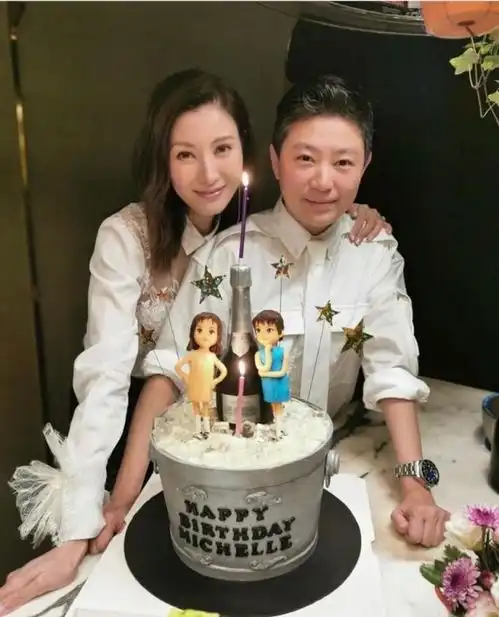 李嘉欣一家三口为她庆生,51岁穿白裙气质太好,儿子颜值却遭吐槽