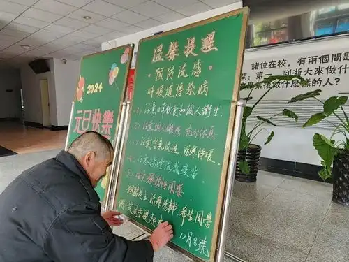 传说中的扫地僧浙大宿管大叔画黑板报火了,围观学生想拜师