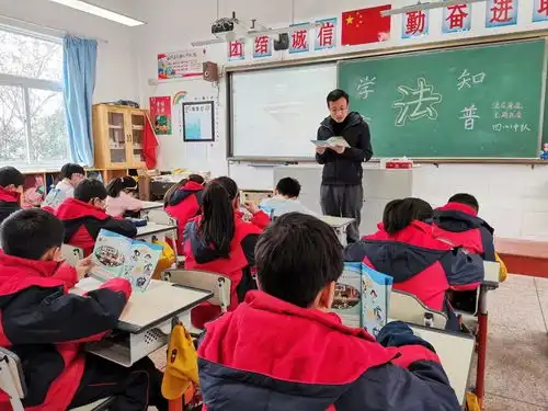 宪法晨读法治主题板报模拟法庭跟着孩子们一起弘扬宪法精神,坚定法治信仰吧