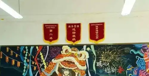 中学生画出惊人黑板报,就连班主任都赞美一番,这画的是什么