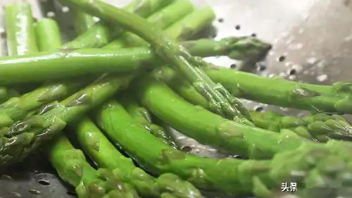 白灼芦笋这样做真简单,随便一浇汁就能高大上,比白灼菜心更好吃