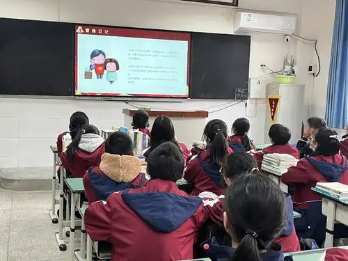 四川省广安中学初一年级举行学习雷锋主题班会和手抄报