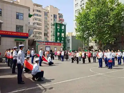 志愿者邀计生特殊家庭老人走进消防营享联欢