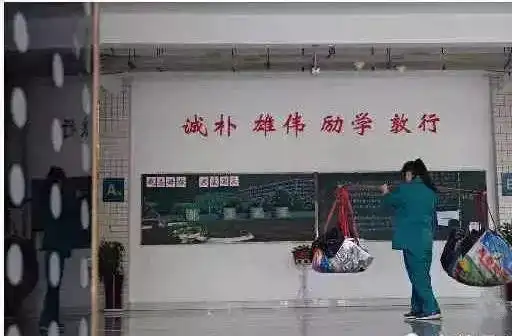 保洁阿姨画黑板报成网红,人民日报为她打call,有梦想有力量