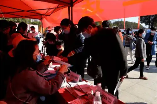 提供就业岗位4952个,赤壁市举办节后春风行动大型招聘会