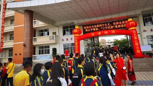 蒙自市初中学业水平考试开考,考场外的家长说......