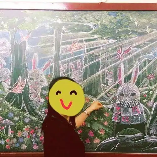 班上有这样的粉笔画高手,根本不用担心出黑板报