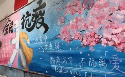 小学生黑板报走红,大学生看后自叹不如,老师舍不得擦掉