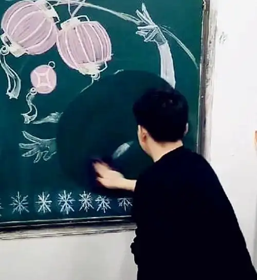在黑板报上绘画爱莎公主却被同学擦掉,网友差点误伤友军