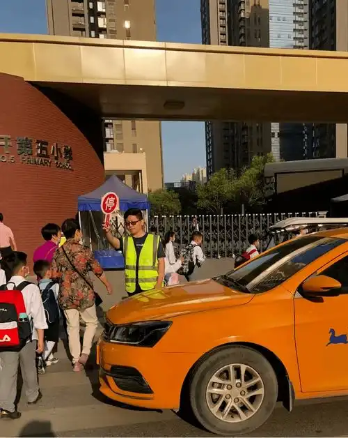 家校携手共筑平安,向阳而生一路有爱记三年级五月家长安全岗