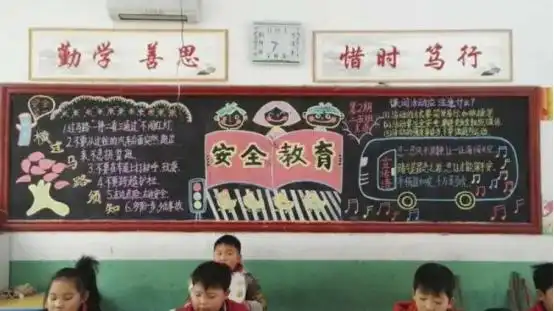 00后绝美黑板报惊艳众人,板报居然也能这么美,老师看后不忍擦