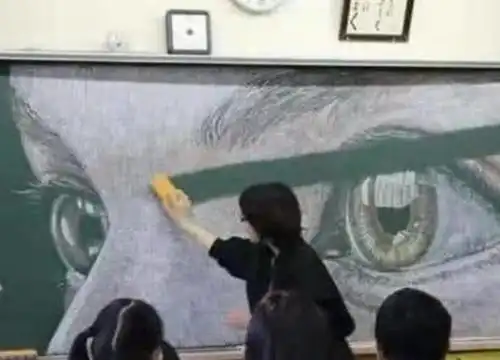 让人惊艳的黑板画,漂亮的眼睛遭老师擦掉,美术老师不准擦