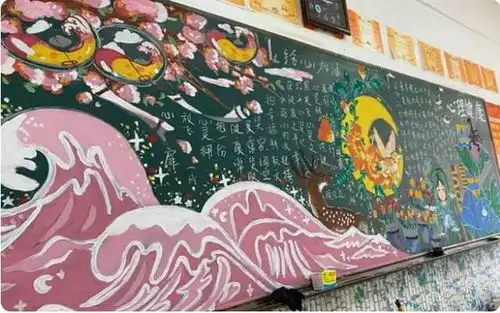 小学生黑板报火了,连美术生都对其赞不绝口,大家都不愿擦掉