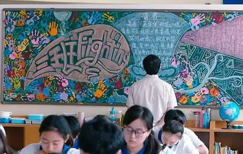 高中生黑板报走红,看过的人都不舍得擦,校长闻讯亲临现场
