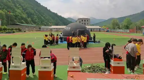 办实事省人大科教文卫为学校送来精神食粮