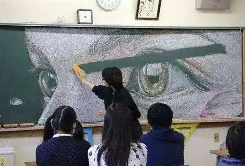 高一女生因黑板画引热议,一副赤壁图叫人赞叹,却是业余选手
