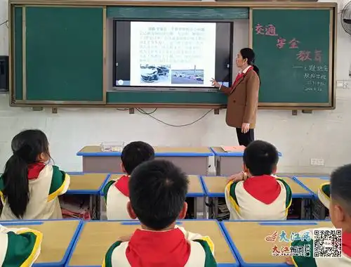 上高县敖阳小学开展守交规保平安交通安全主题班会图