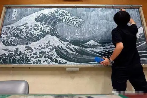 高一女生因黑板画引热议,一副赤壁图叫人赞叹,却是业余选手