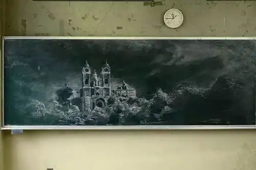 这群00后仅用一支粉笔,就绘制出逆天黑板报,看来我们对粉笔的力量一无所知
