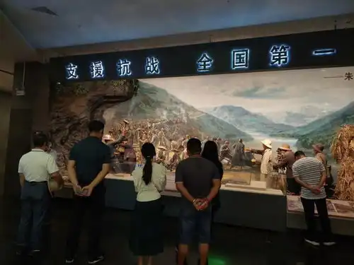 人大代表外出学习不忘党史教育