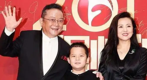 和珅王刚三婚娶小20岁妻,60岁得子,现月花销百万不敢退休