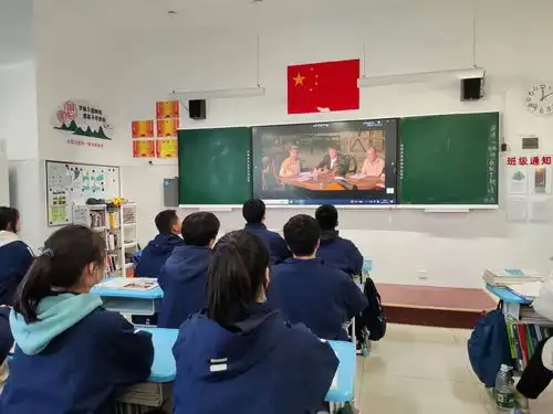 与法同行走好青春每一步郑州市第四十四高级中学开展法治教育宣传周系列活动