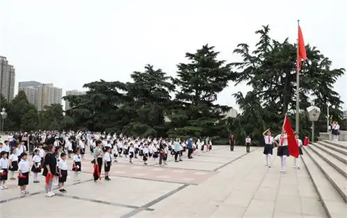 郑州市二七区兴华小学教育集团举行寻访红色二七地标活动暨一年级入队仪式