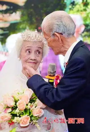 百岁老人重温婚礼子女做伴郎伴娘为父母庆祝金刚石婚