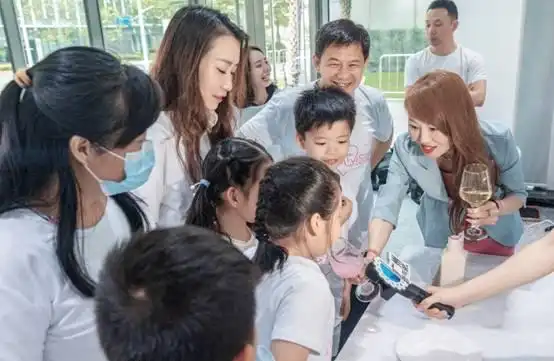 世界读书日丨阿道夫现身教学,与10后探索洗护科技力量