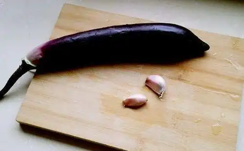 炒茄子最忌直接下油锅,大厨教你这几点,茄子不发黑吃着也不油腻