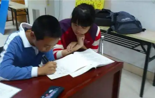 这样的黑板报你见过吗美术老师看后都赞叹不如,都是人才