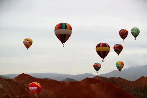 向云端ananan驾乘热气球飞越张掖七彩丹霞嗨到飞起凤凰网甘肃凤凰网
