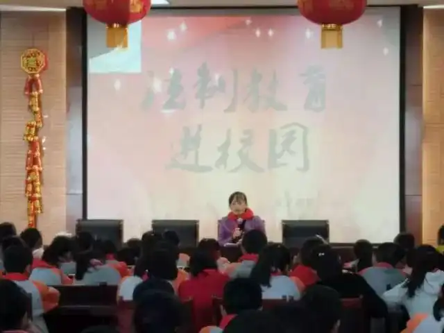 小手拉大手,跟法一起走济南市美里湖第二小学举行法制安全教育讲座