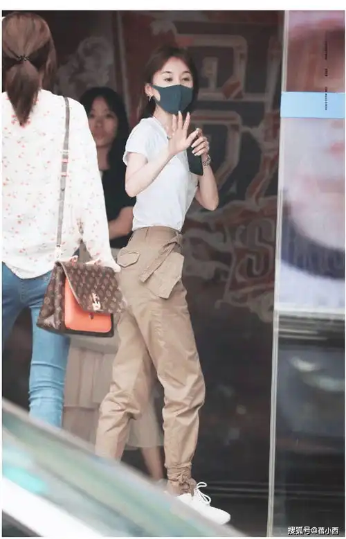 王子文明明是姐姐,却被吴永恩宠成小姑娘,穿白t配工装裤像00后