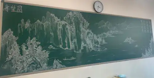 浙江高一女生,用粉笔画下赤壁图,网友黑板都舍不得擦了