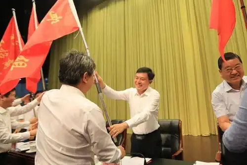 淮北市举行推进民营经济高质量发展大会暨首批百个县干招商组授旗仪式