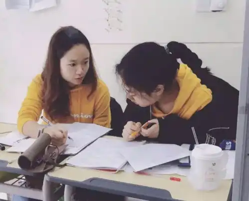 学生在黑板报上画游戏人物,班主任看后很生气,美术老师是人才