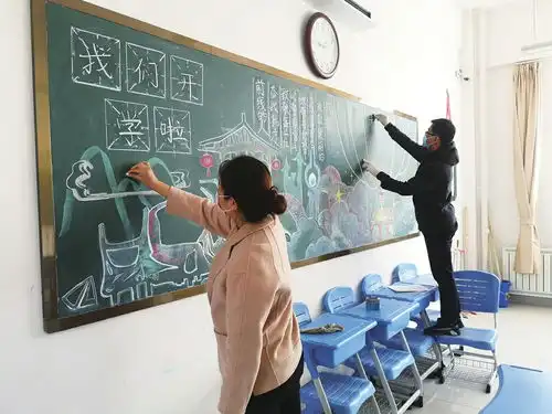 初中毕业年级8.3万学生今重返课堂昨天最后一节网课,有老师直播打扫一新的教室