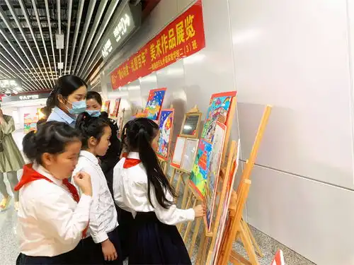 童心向党礼赞百年,地铁站里出现小小画展
