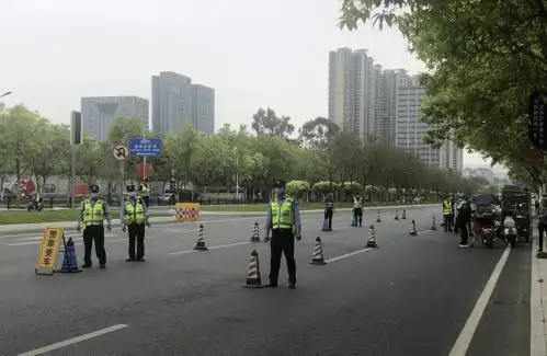 礼让行人自觉佩戴安全头盔......增城交通整治见成效