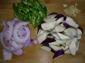 炒茄子先放油看大厨做,才明白为什么自己炒的茄子又油腻又发黑
