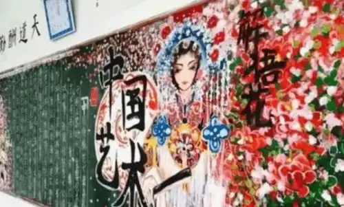 初中生黑板报火了,粉笔画令人惊艳,就连美术老师都赞不绝口