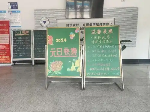 传说中的扫地僧浙大宿管大叔画黑板报火了,围观学生想拜师