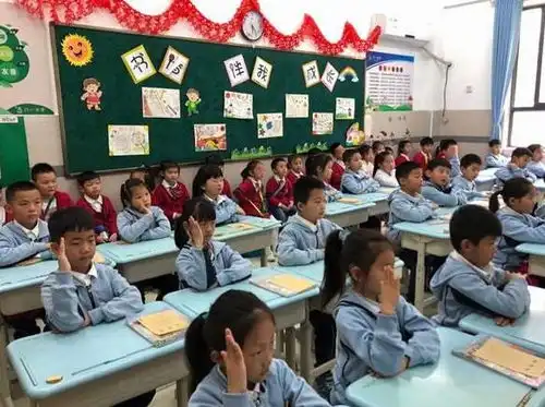 00后学生美术功底了得,绘制黑板报美出新高度,老师都赞不绝口