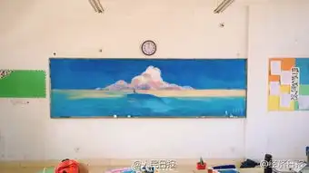 雄伟绵延的长城漫天的孔明灯被16岁的福州高二女生杨童婳,搬到了黑板上她在水粉画中加入荧光涂料,使得这幅画在不同光线下都能呈现惊艳之感杨童婳酷爱画画,两年里画了七八次黑板,每幅都让人挪不开眼