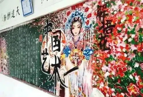 00后黑板报火了,没想到粉笔还能这样用,网友这真是高手