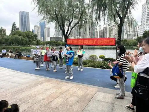 小学生体验智能垃圾箱垃圾分类更准确